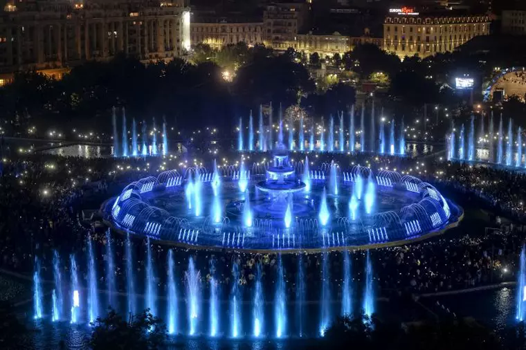 Fântânile din Piața Unirii din București au fost redeschise, dar nu fără o greșeală imensă
