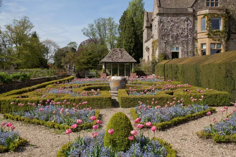 Cotswolds, casa de vacanta si o gradina cu ulte flori