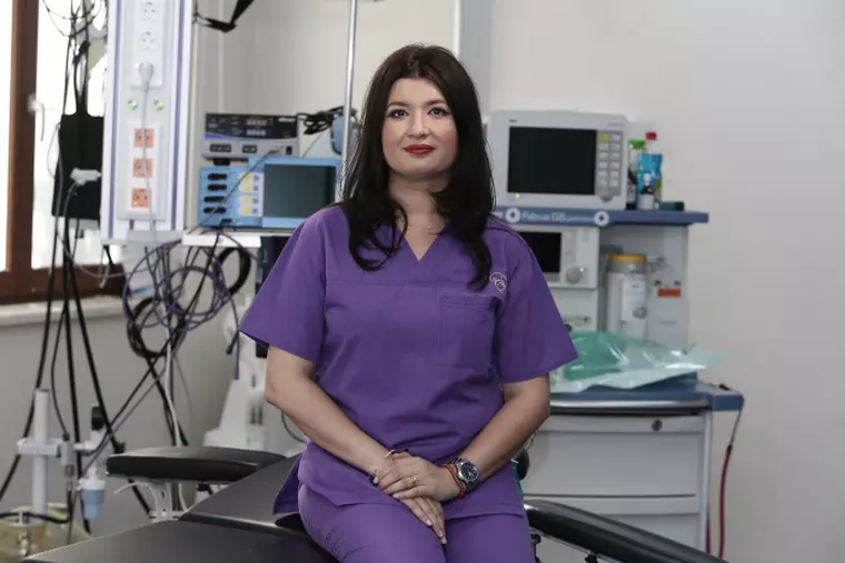 Doctor Carmen Constantin, specialist în chirurgie plastică și estetică.