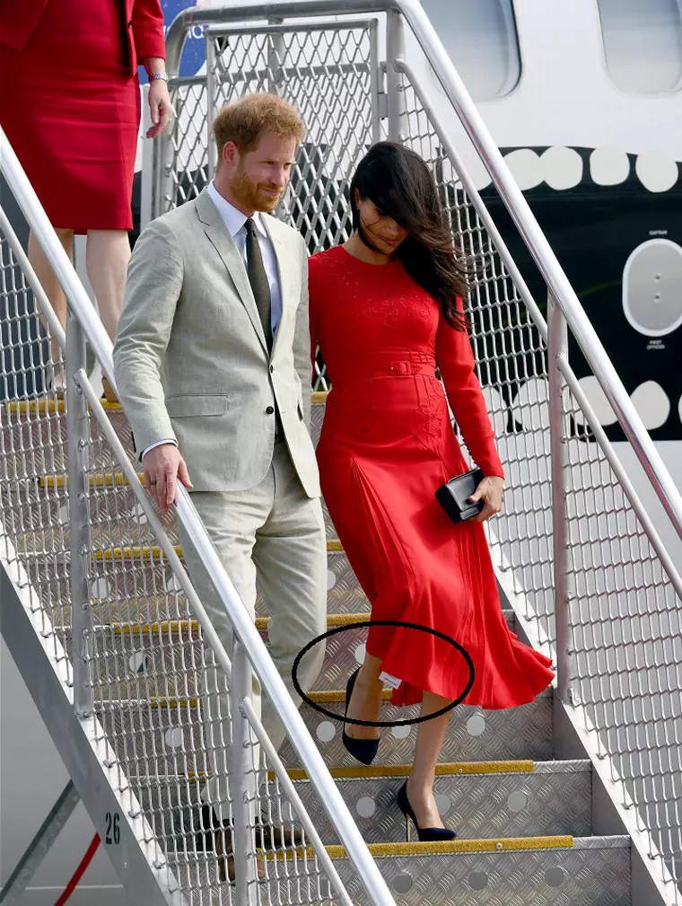 meghan markle si printul harry coboara din avion