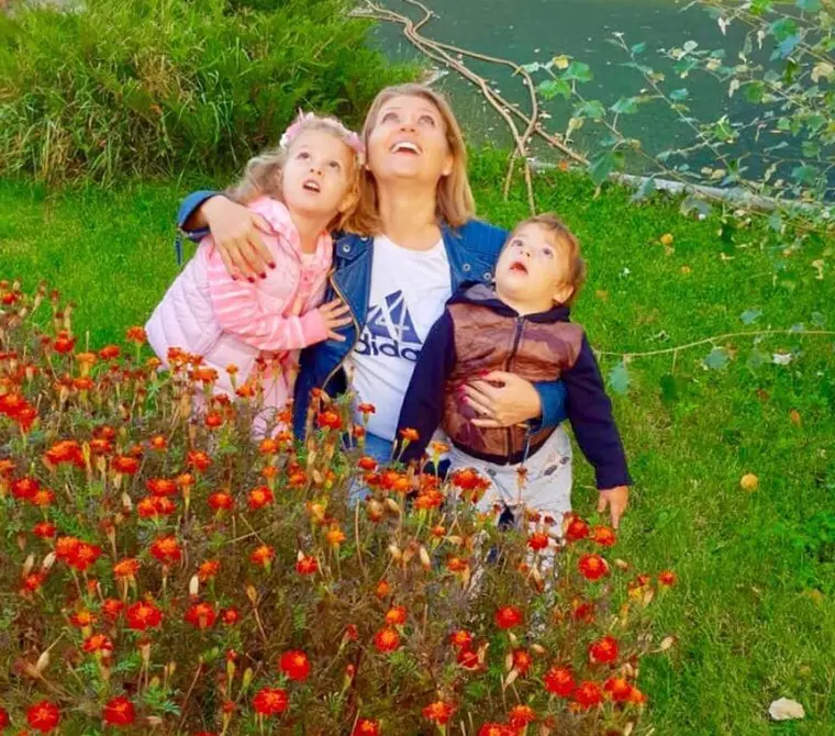 Mirela Vaida insarcinata si cei doi copii