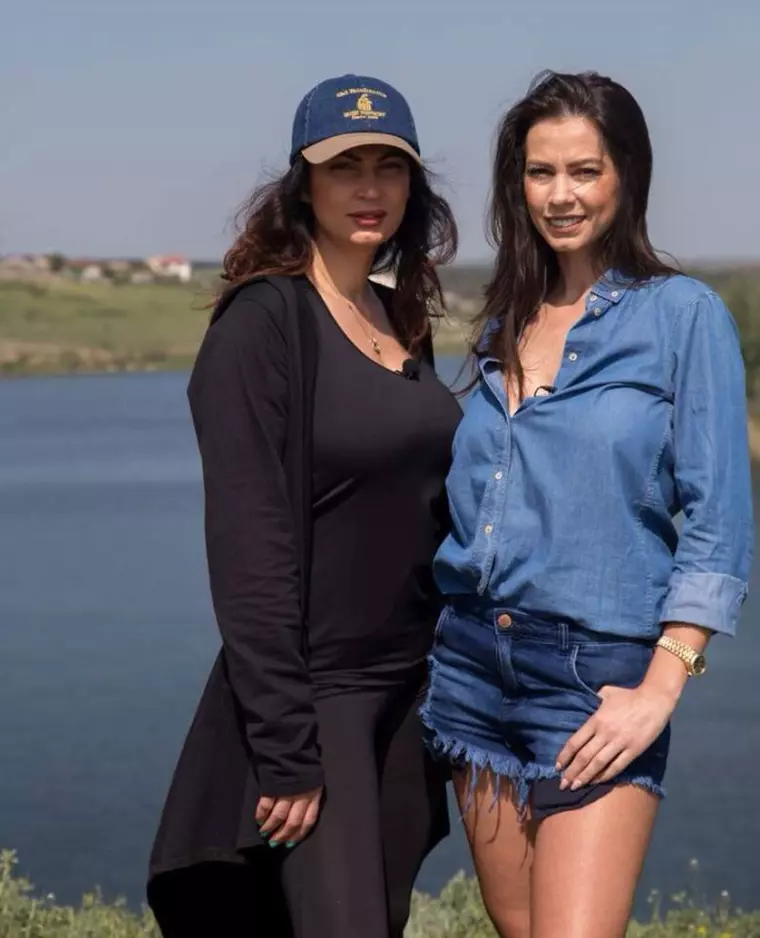 Nicoleta Luciu si sora sa, Iuliana Luciu