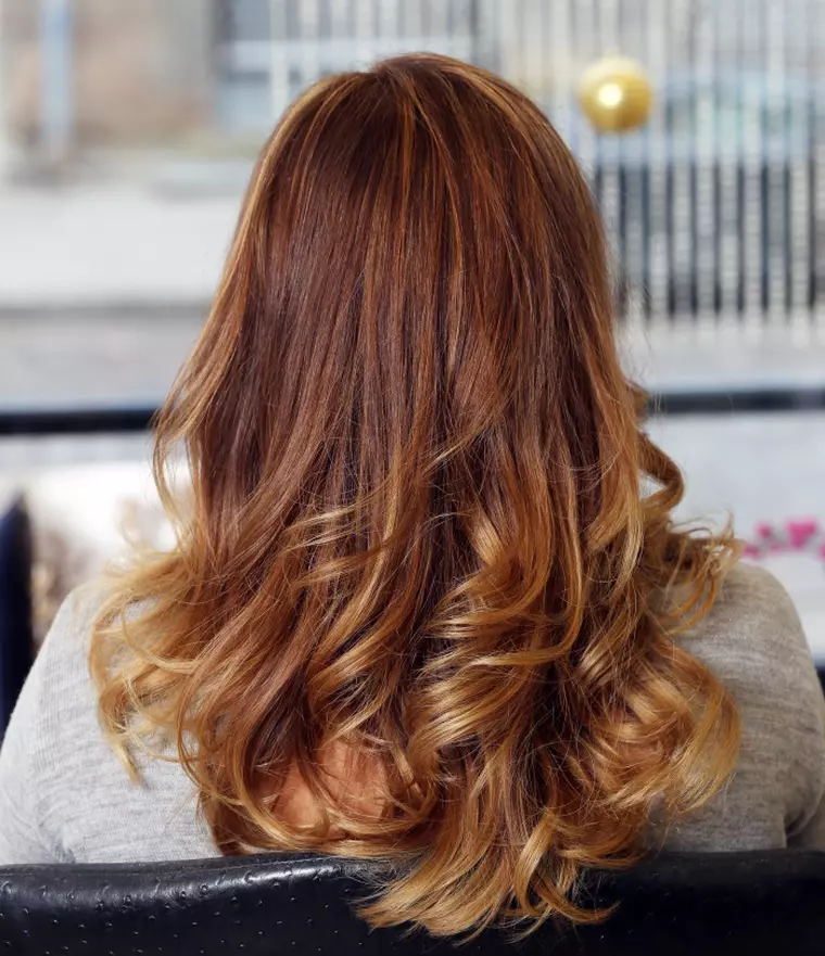 Nuanțele de păr pentru toamnă-iarnă 2018-2019 - Balayage - saten scortisoara cu blond miere