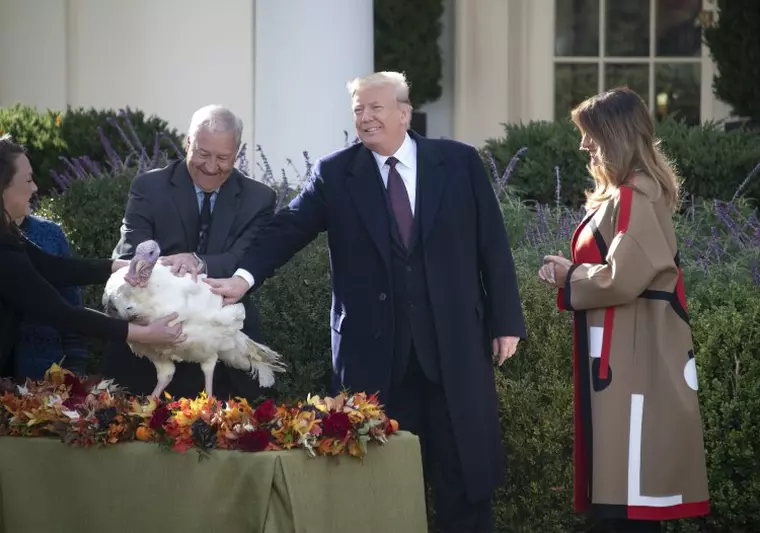 trump a gratiat un curcan de thanksgiving