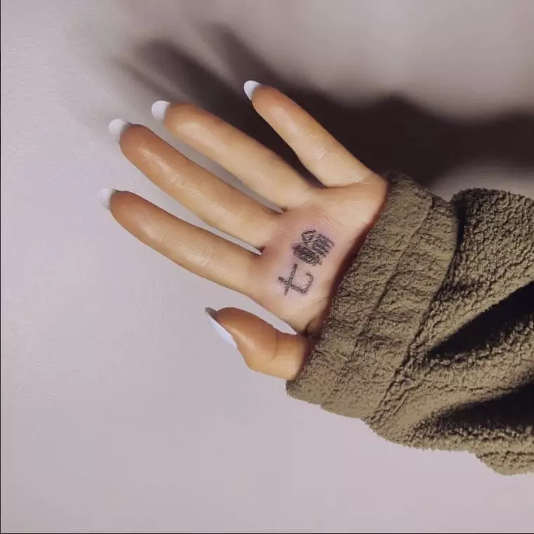 Ariana Grande și-a făcut un tatuaj greșit