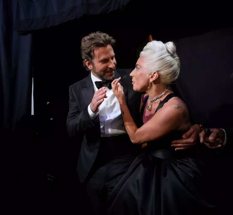 Lady Gaga şi Bradley Cooper pe scena Oscar 2019