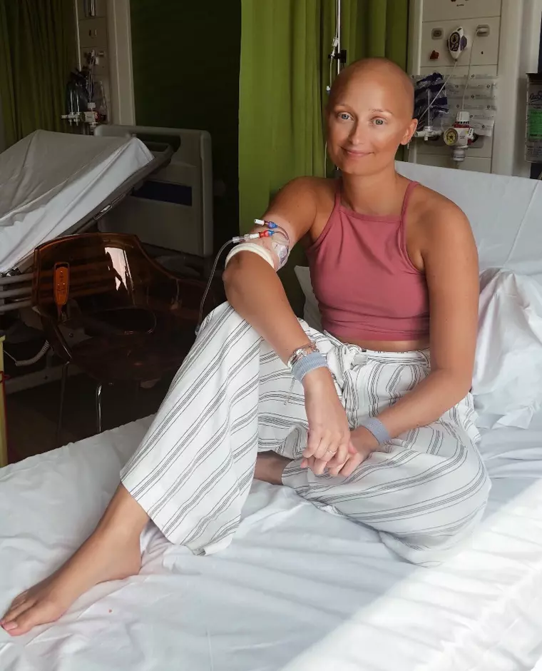 Olivia Smith, bolnava de cancer, pe un pat de spital