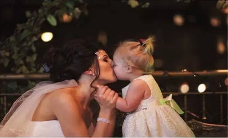 o mama care isi pupa fetita