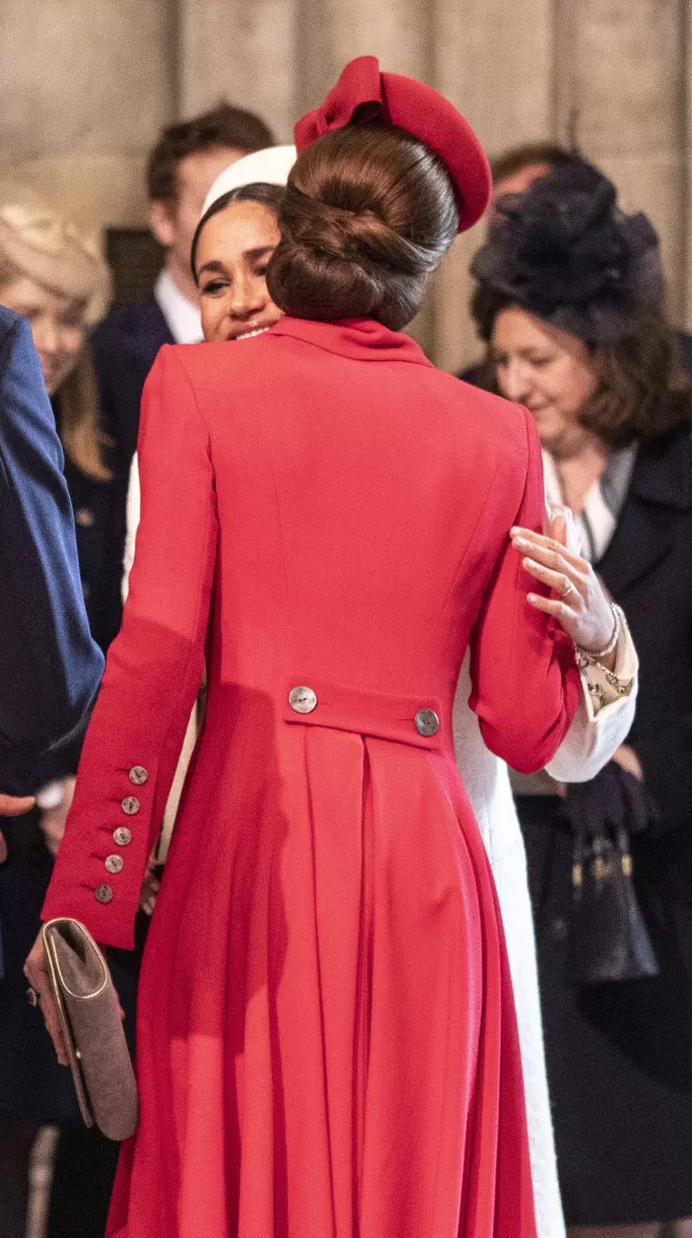 meghan si kate se imbratiseaza