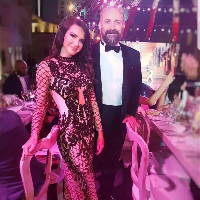 Actorul principal din „Suleyman Magnificul“, fotografiat cu o artistă din „Ferma“