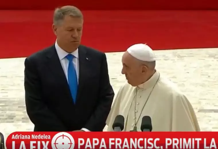 Ce i-a șoptit Klaus Iohannis lui Papa Francisc în fața gărzii de onoare de la Cotroceni