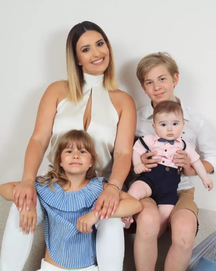 Ela Craciun si copiii