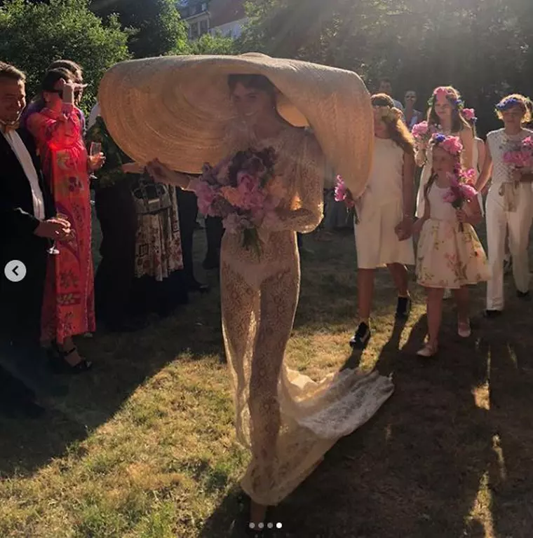 Modul inedit în care a apărut o tânără la propria nuntă. Nimeni nu a putut să îi vadă chipul FOTO