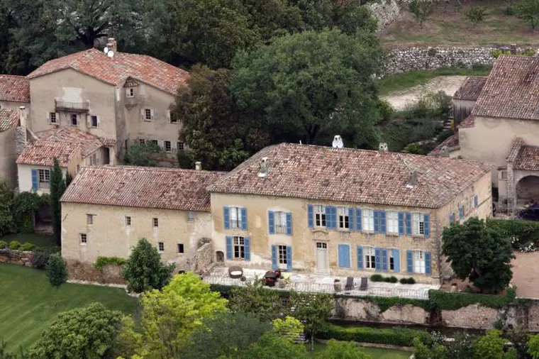 Angelina Jolie și Brad Pitt au un nou motiv de dispută: un castel din Franța