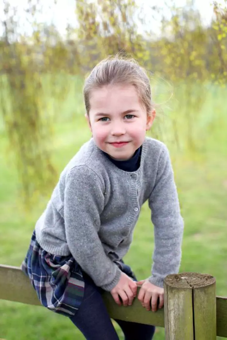 Prințesa Charlotte a confirmat: Kate Middleton este însărcinată!