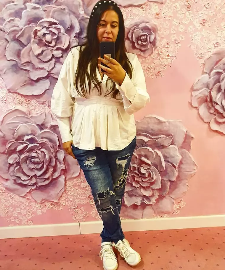 Oana Roman in blugi si adidasi
