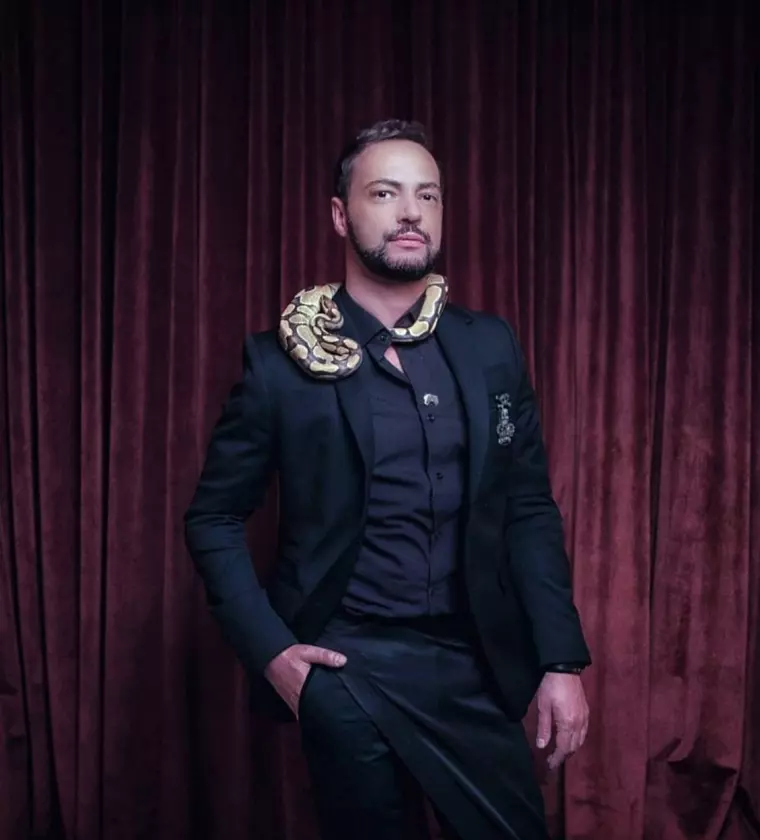 (P) Cel mai extravagant şi controversat show de modă marca George Hojbotă: "Mea Culpa", pe scenele din Iaşi, Cluj şi Arad