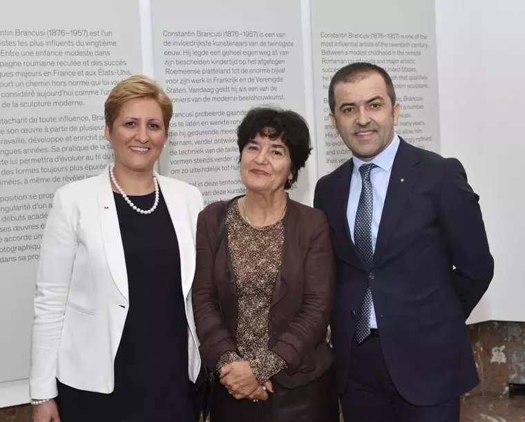 Liliana Țuroiu, director ICR Bruxelles și coorodonator general Europalia România, alături de Doina Lemny, curatorul expoziției 