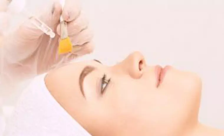 Retinol - Femeie in timpul uui ritual cosmetic