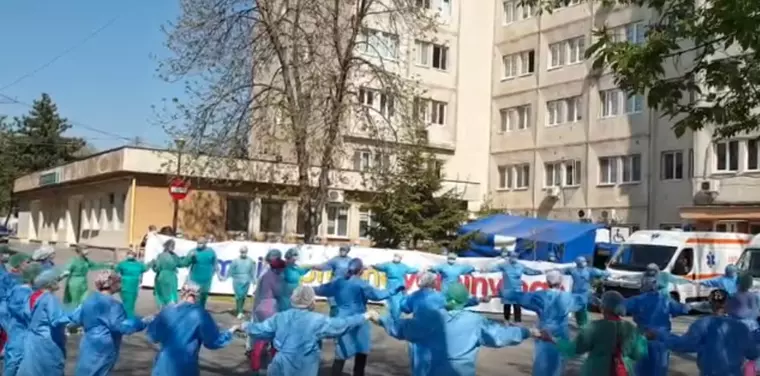 Video Bucuroși că au salvat un pacient cu Covid-19, medicii din Craiova au încins o horă în curtea spitalului