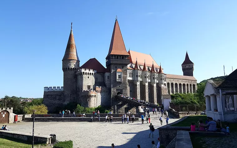 Cetatea Devei, vestigii medievale cu povești fabuloase