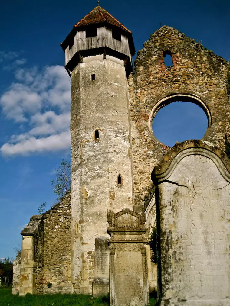Castelul de lut din Valea Zânelor, loc de povești și jocuri