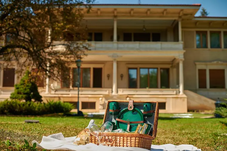 “The sophisticated picnic” la Palatul Primăverii,  o soluție inovatoare de going out rafinat în pandemie