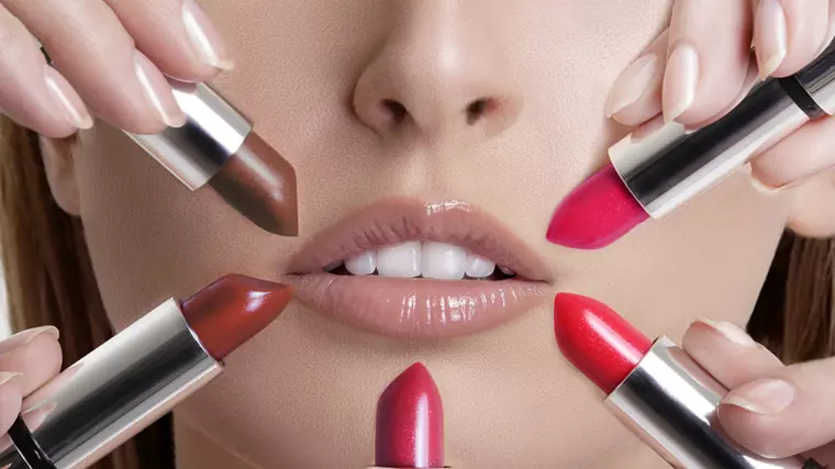 machiajul de zi trebuie completat cu rujurile potrivite în funcție de nuanța părului tău