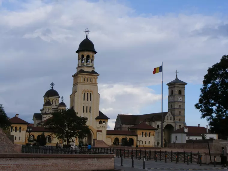 Cetatea Alba Iulia și bisericile reprezentative din interior
