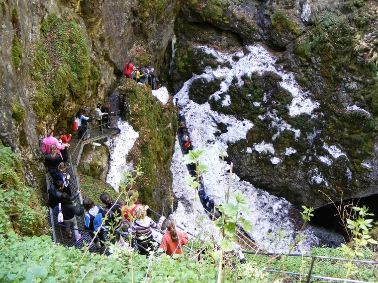 intrarea în Peștera Scărișoara plină de zăpadă