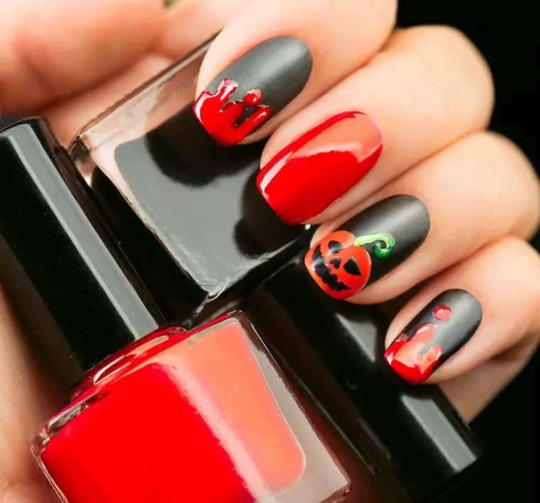 manichiura de halloween. unghii cu negru si rosu, insangerate si cu dovleac pictat