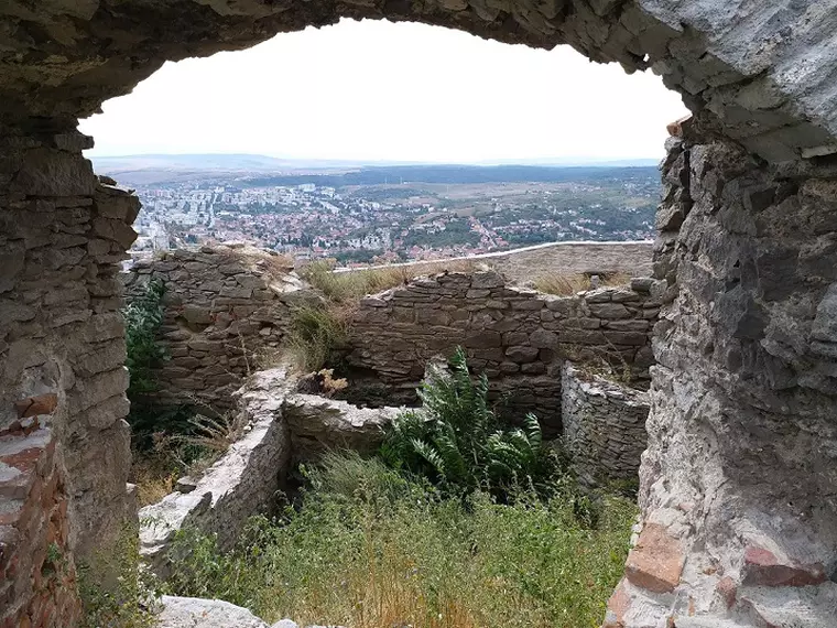 ruinele palatului nobiliar din Cetatea Devei