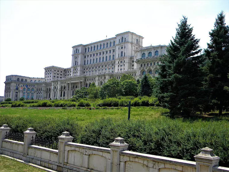 Top 10 locuri de vizitat în București. De la Casa Poporului la Casa Melik