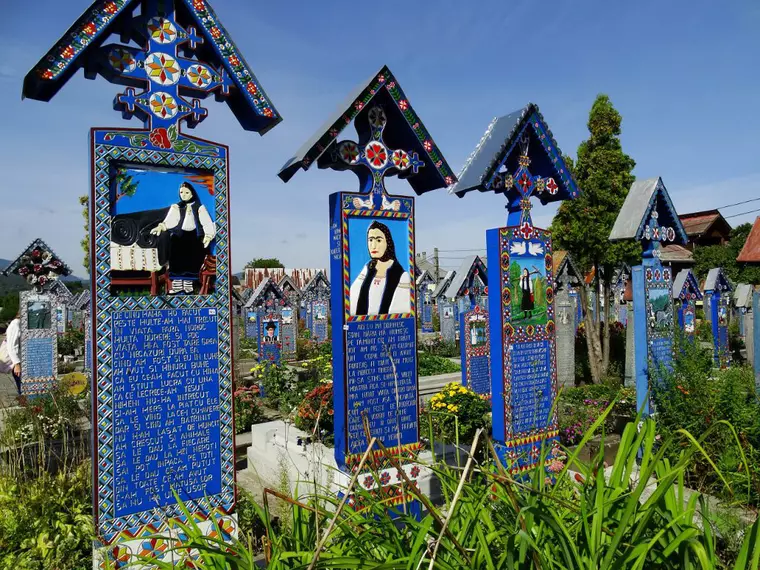 cruci mai noi în Cimitirul Vesel