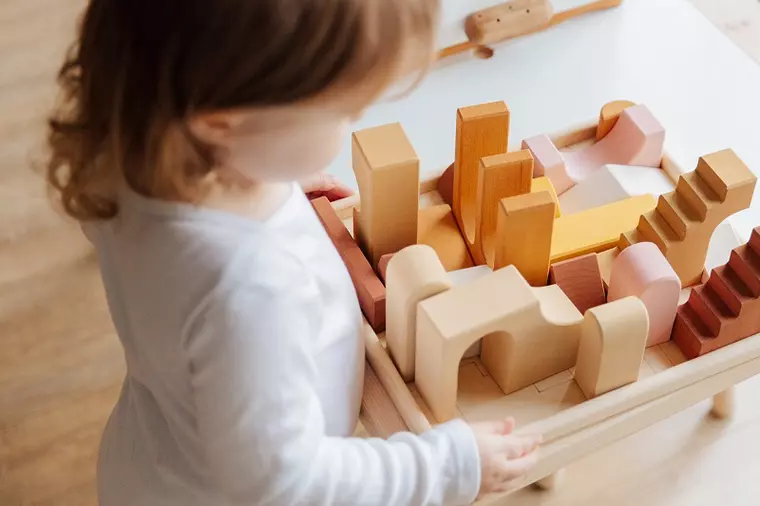 (P) Cadouri potrivite pentru copii: jucării educative, din pluș, din lemn și Montessori