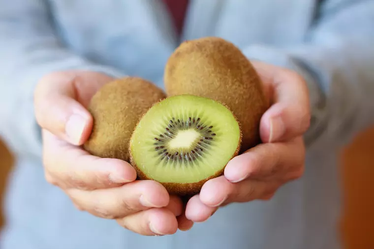 Kiwi, un fruct bogat în nutrienți și prețios pentru sănătate