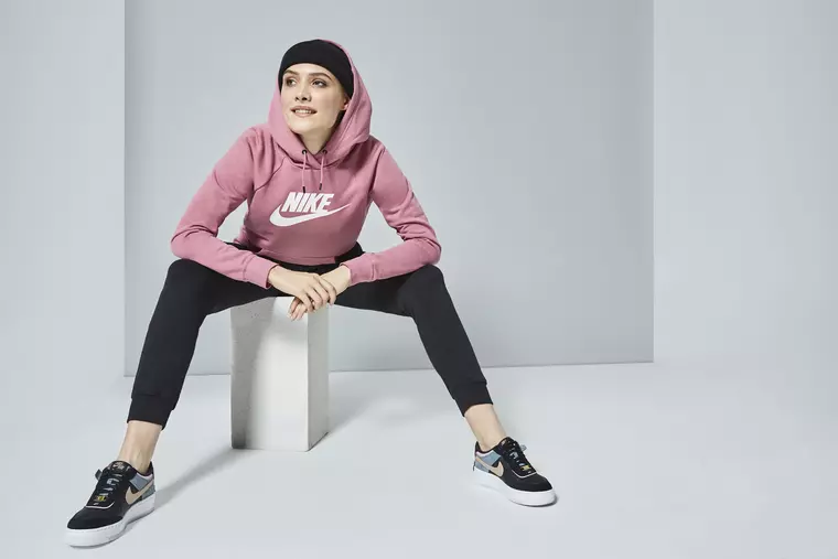 (P) Cu ce se poartă pantofii sport de damă? Descoperă câteva sugestii interesante
