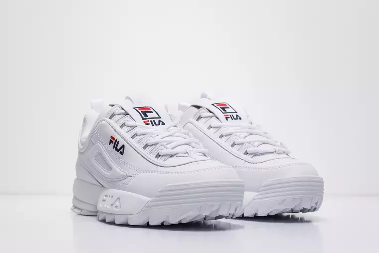 (P) Cu ce se poartă pantofii sport de damă? Descoperă câteva sugestii interesante
