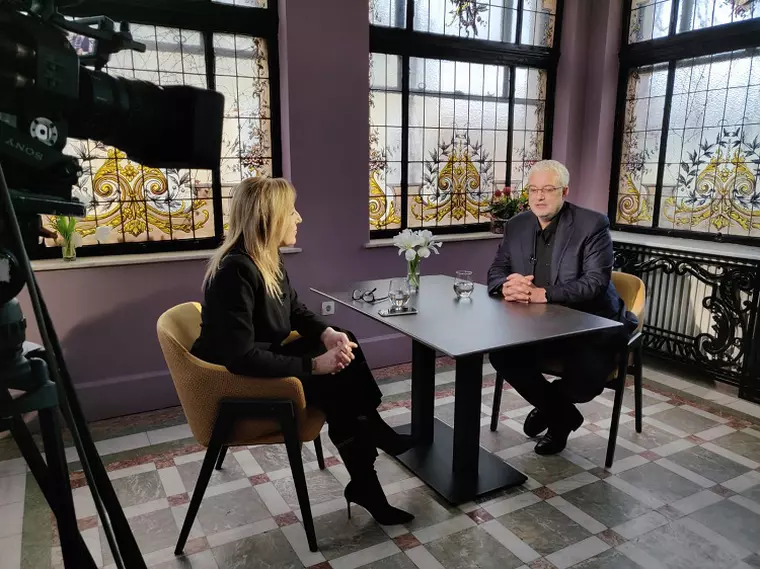 Reteaua de idoli, Irina Păcurariu, catalin crisan