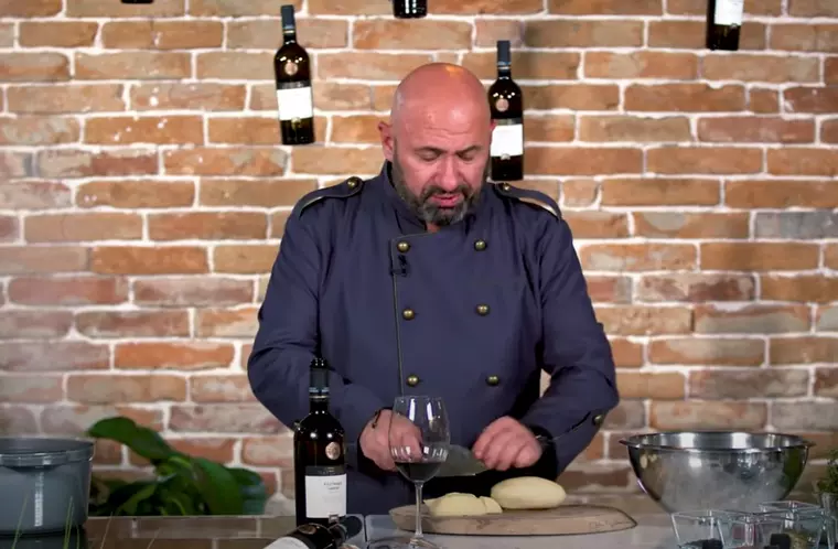 Cum prepară Chef Cătălin Scărlătescu friptura de miel pentru masa de Paște