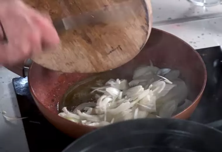 Cum prepară Chef Cătălin Scărlătescu friptura de miel pentru masa de Paște