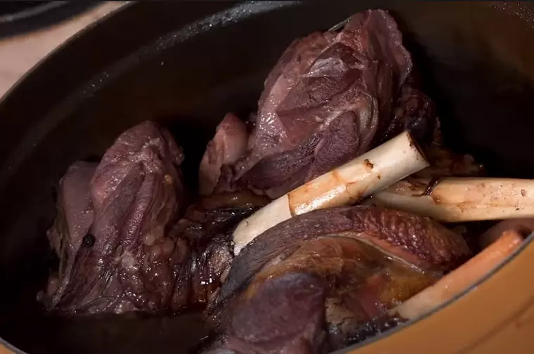 Cum prepară Chef Cătălin Scărlătescu friptura de miel pentru masa de Paște