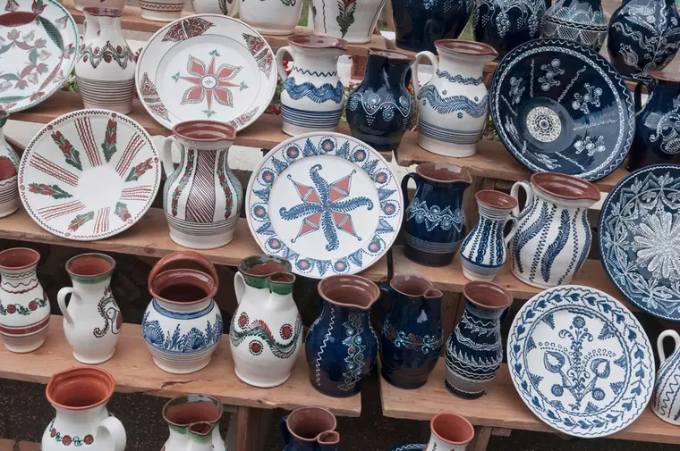 Tradiția spune să folosești vase de lut pentru pomana din Sâmbăta Morților