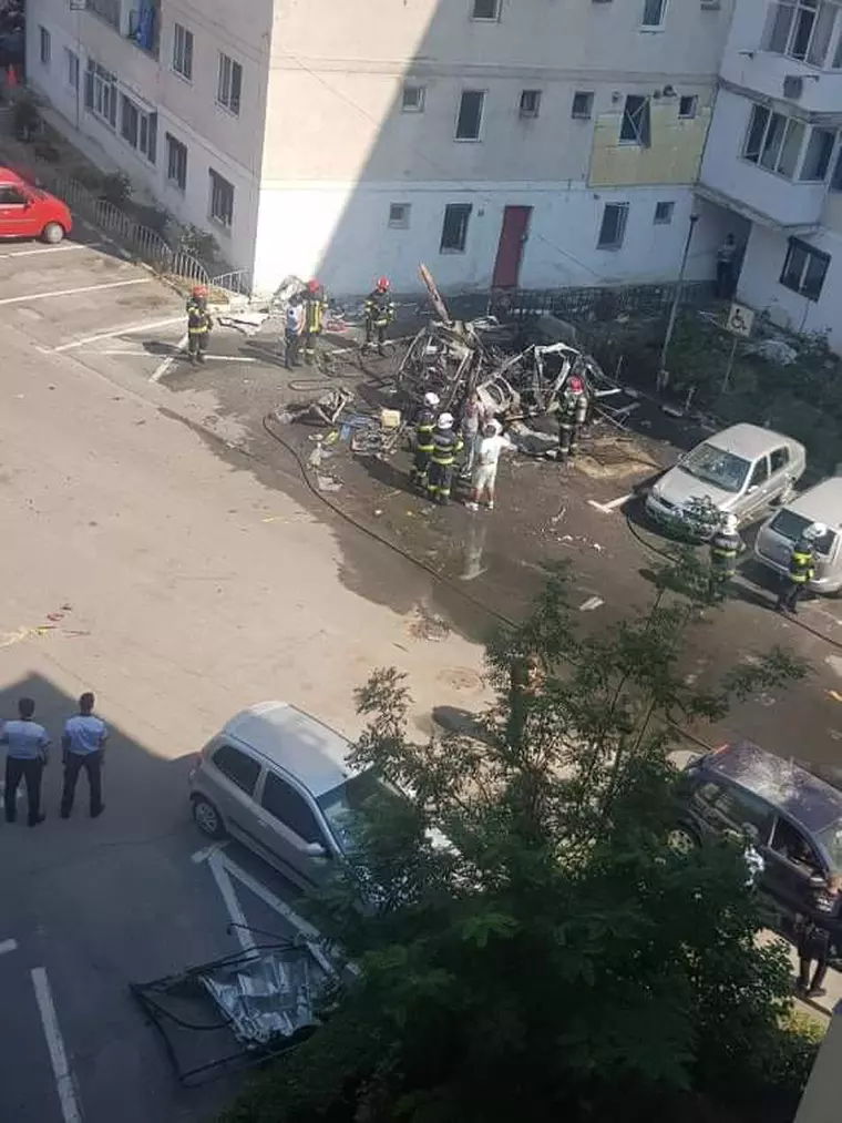 O dubă a explodat în parcarea unui bloc din Râmnicu Vâlcea. Trei persoane au primit îngrijiri medicale