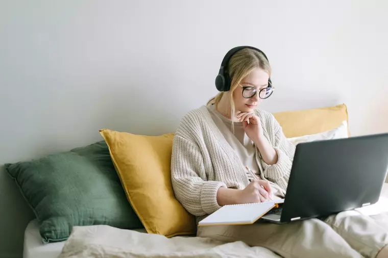 De ce să optezi pentru cursuri de engleză online? 4 motive care te vor face să te înscrii acum