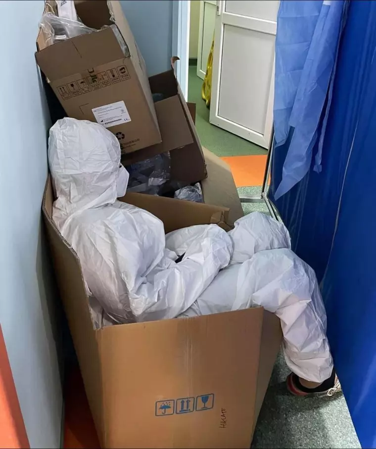 Așa arată epuizarea cadrelor medicale care luptă cu COVID-19: o asistentă se odihnește pe o cutie de carton