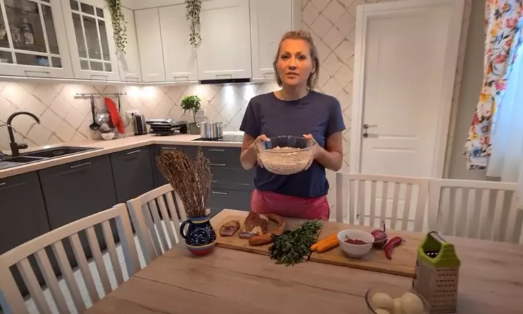 Mirela Vaida prepară ciorbă de fasole cu afumătură ca la mama acasă