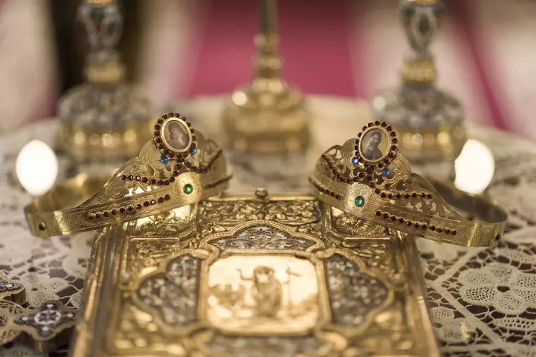 Cununile destinate mirilor la biserica semnifica uniunea lor in fata lui Dumnezeu