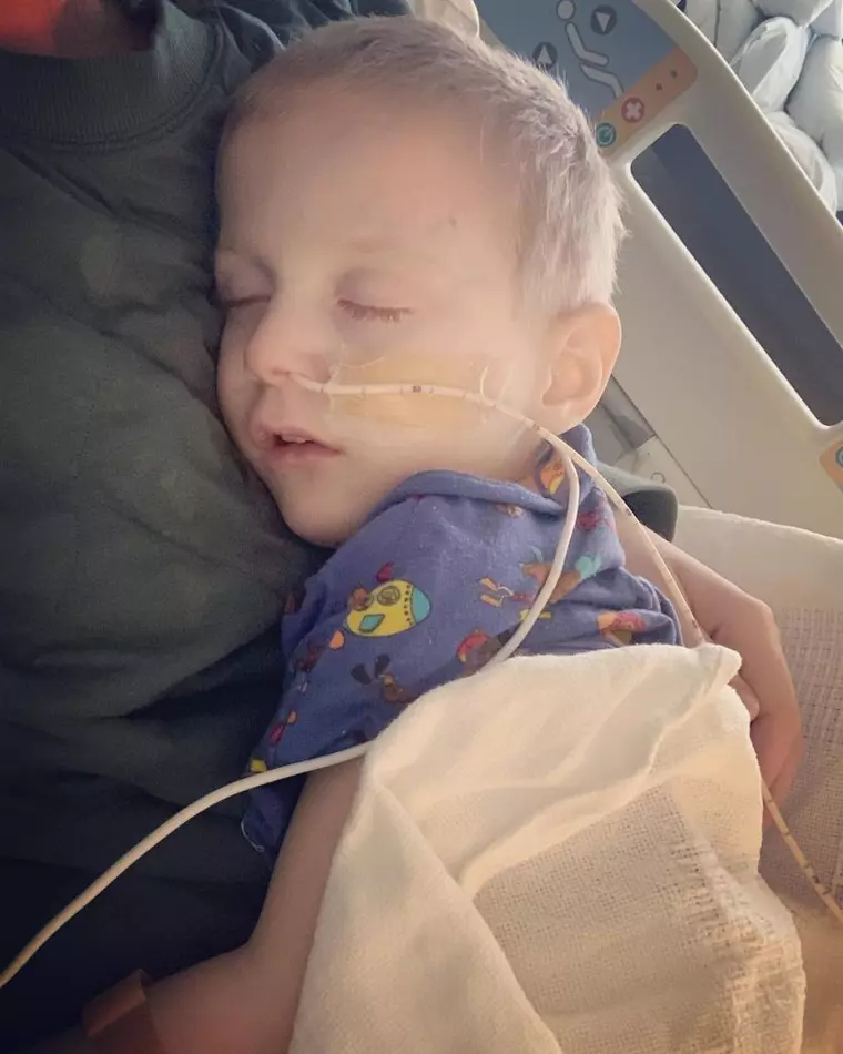 Povestea cuplului american care a adoptat un băiețel din Ucraina cu doar câteva zile înainte ca războiul să înceapă