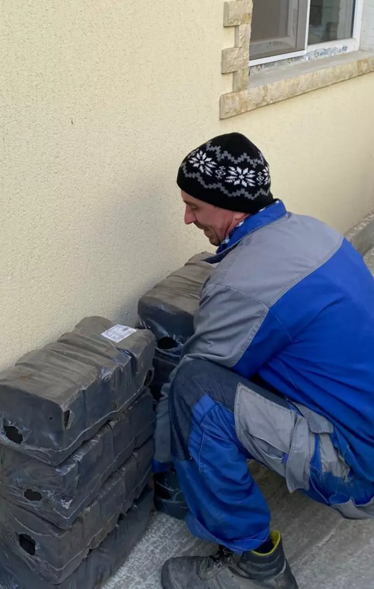 Alături de copiii din Ucraina. Fundația Ringier România a donat combustibil solid și medicamente pentru zeci de refugiați ucraineni găzduiți în comuna Jijila